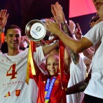 La selección española de fútbol celebra su victoria en la Eurocopa con María, que padece un sarcoma de Ewing
