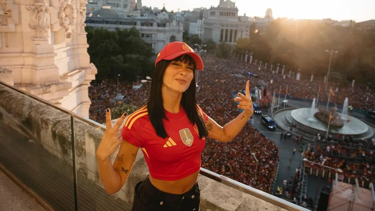 El look más rompedor de Aitana con vaqueros con tachuelas para celebrar (gratis) en Cibeles la Euro 2024