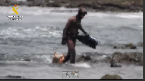 El furtivo, en el momento de ser sorprendido por la Guardia Civil