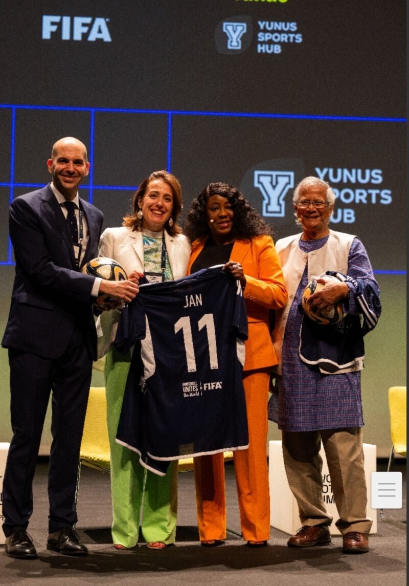 Jan Alessie con su socia Marian Otamendi, la secretaria general de FIFA, Fatma Samoura y el Premio Nobel de la Paz, Muhammad Yunus