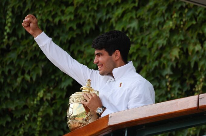 Carlos Alcaraz, con su segundo trofeo de Wimbledon, en la terraza del All England Club