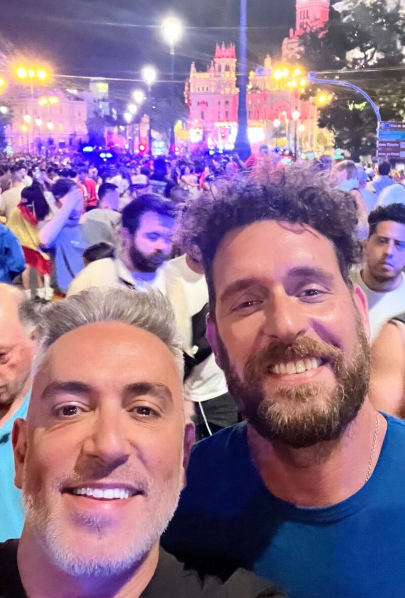 Kiko Hernández y Fran Antón celebrando el triunfo de España en Cibeles