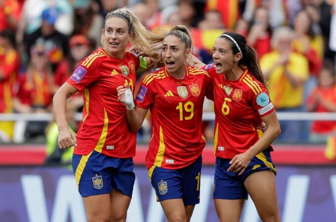 Alexia, Olga Carmona y Aitana celebran el primer gol de España