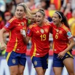 Alexia, Olga Carmona y Aitana celebran el primer gol de España