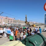 Decenas de vecinos protestan contra las obras de la Alta Velocidad a su paso por Palencia