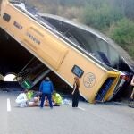 El autobús quedó casi en posición vertical