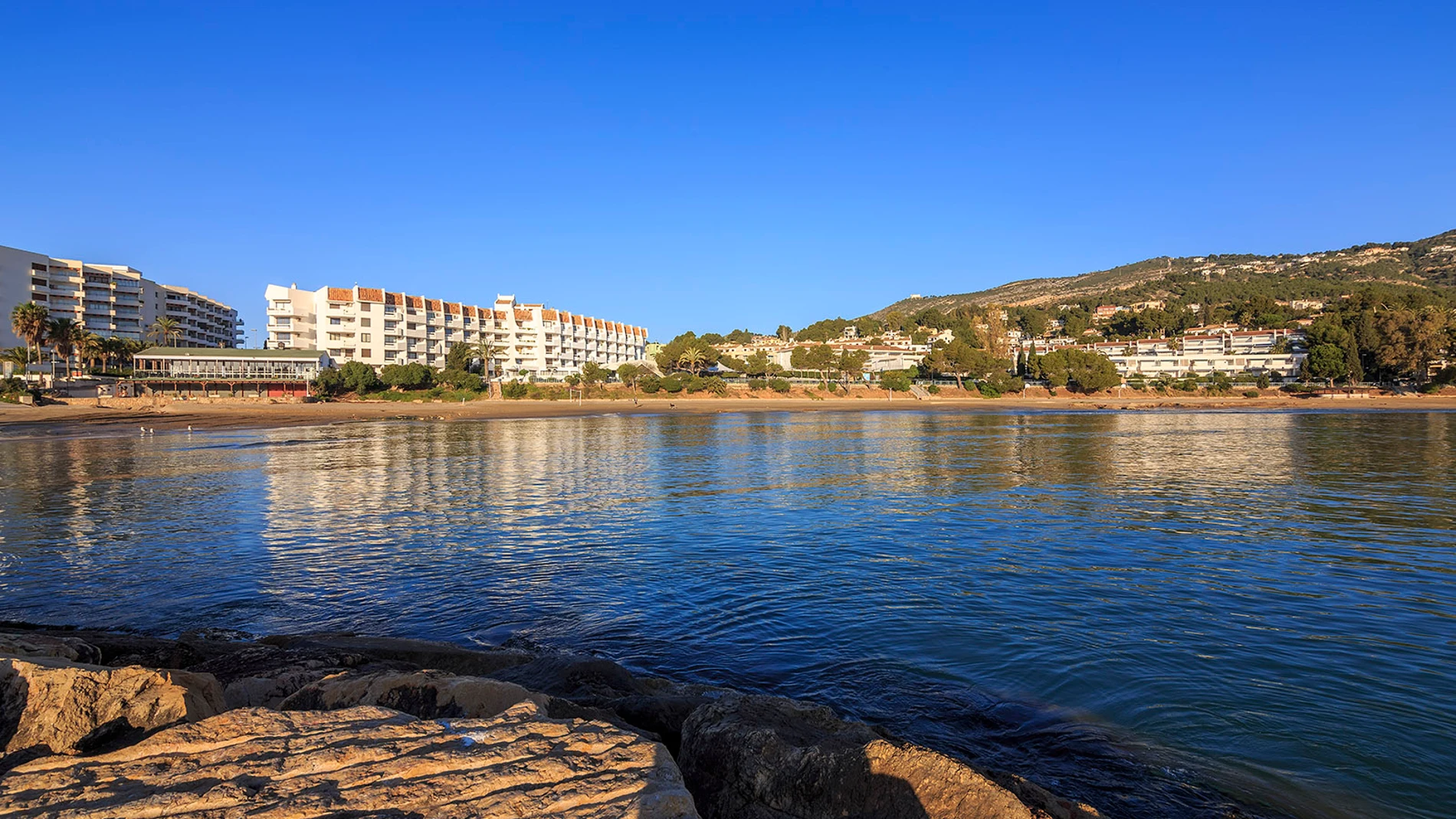 Una playa valenciana tiene manantiales jurásicos de agua dulce en su arena