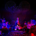Más de 1.500 drones crean una cabeza gigante tricolor de Mickey Mouse sobre el Castillo de la Bella Durmiente en Disneyland Paris