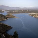 Embalse del Atazar desde el Mirador de El Atazar, a 19 de marzo de 2024, Madrid (España). Es el embalse de mayor tamaño de la Comunidad de Madrid, representando el 46% del volumen embalsado de la región, que fue construido en 1972 y fue una de las obras más importantes durante la dictadura de Franco, pertenece a la Red del Canal de Isabel II. Además de cumplir sus funciones de abastecimiento de agua y energía hidroeléctrica, el embalse es conocido por los deportes náuticos que se pueden practicar, ya que está permitida la navegación de embarcaciones sin motor, y las rutas existentes para practicar el senderismo. Este mes de marzo se encuentra con el 81 % de su capacidad. 20 MARZO 2024;EMBALSE;ATAZAR;MADRID;ESPAÑA Rafael Bastante / Europa Press 20/03/2024