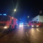 Valencia.-Sucesos.- Bomberos sofocan un incendio en una empresa de Alzira que afectó a una furgoneta