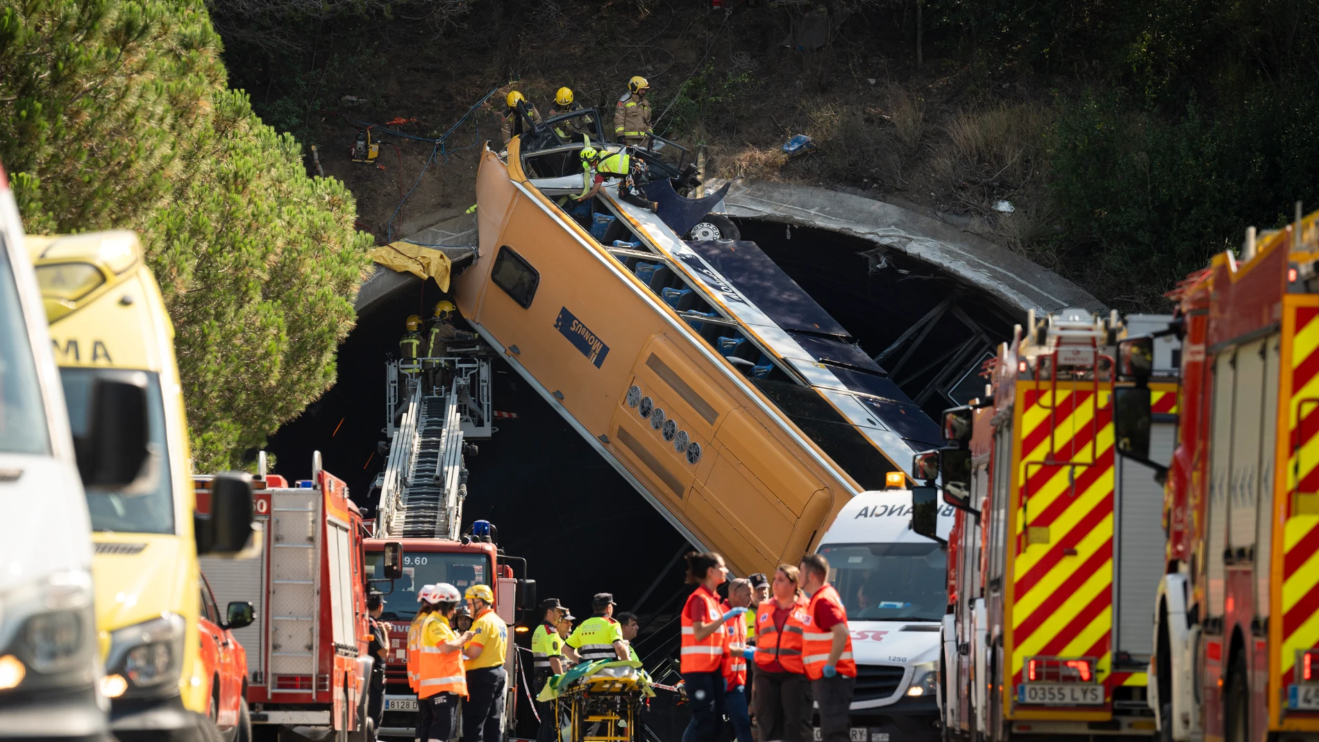 PINEDA DE MAR (BARCELONA), 16/07/2024.- Tres personas han resultado heridas críticas y una grave en el accidente de un autocar de trabajadores del grupo Inditex que ha volcado este martes a la entrada de un túnel de la C-32, a la altura de Pineda (Barcelona), donde los equipos de emergencias han asistido a un total de 52 pasajeros. Según ha informado el Sistema de Emergencias Médicas (SEM), los tres heridos críticos han sido evacuados en helicópteros medicalizados a los hospitales Vall d'Hebr...
