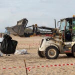 Operarios y maquinaria trabajan en las playas de El Saler