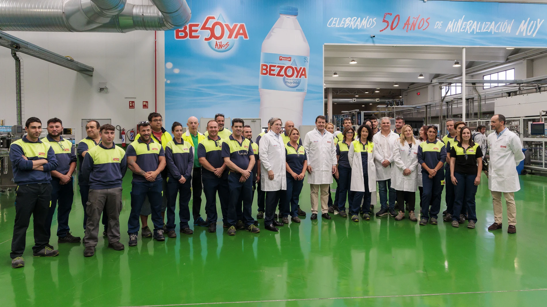 Fernández Mañueco junto a empleados de Agua Bezoya en Segovia