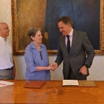 García Carbayo firma el convenio con Carmen Calzada