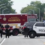 Agentes de policía cerca del lugar donde se ha producido el tiroteo policial en Milwaukee