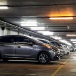 ¿Es legal estacionar dos vehículos en una misma plaza de garaje?