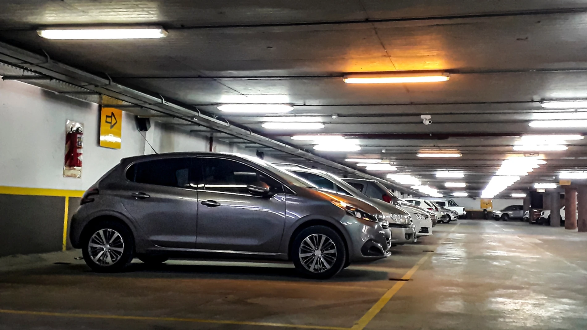 ¿Es legal estacionar dos vehículos en una misma plaza de garaje?