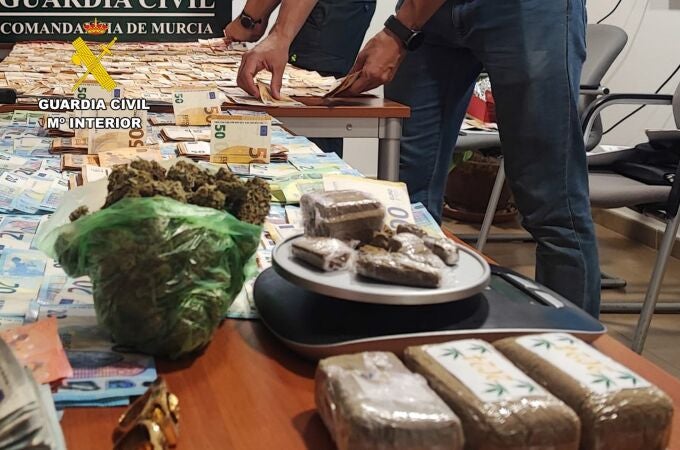 La Guardia Civil ha desmantelado dos activos puntos de venta de drogas muy próximos entre sí en San Javier