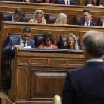 Alberto Nuñez Feijoó, ante el presidente del Gobierno, Pedro Sánchez, en el Congreso