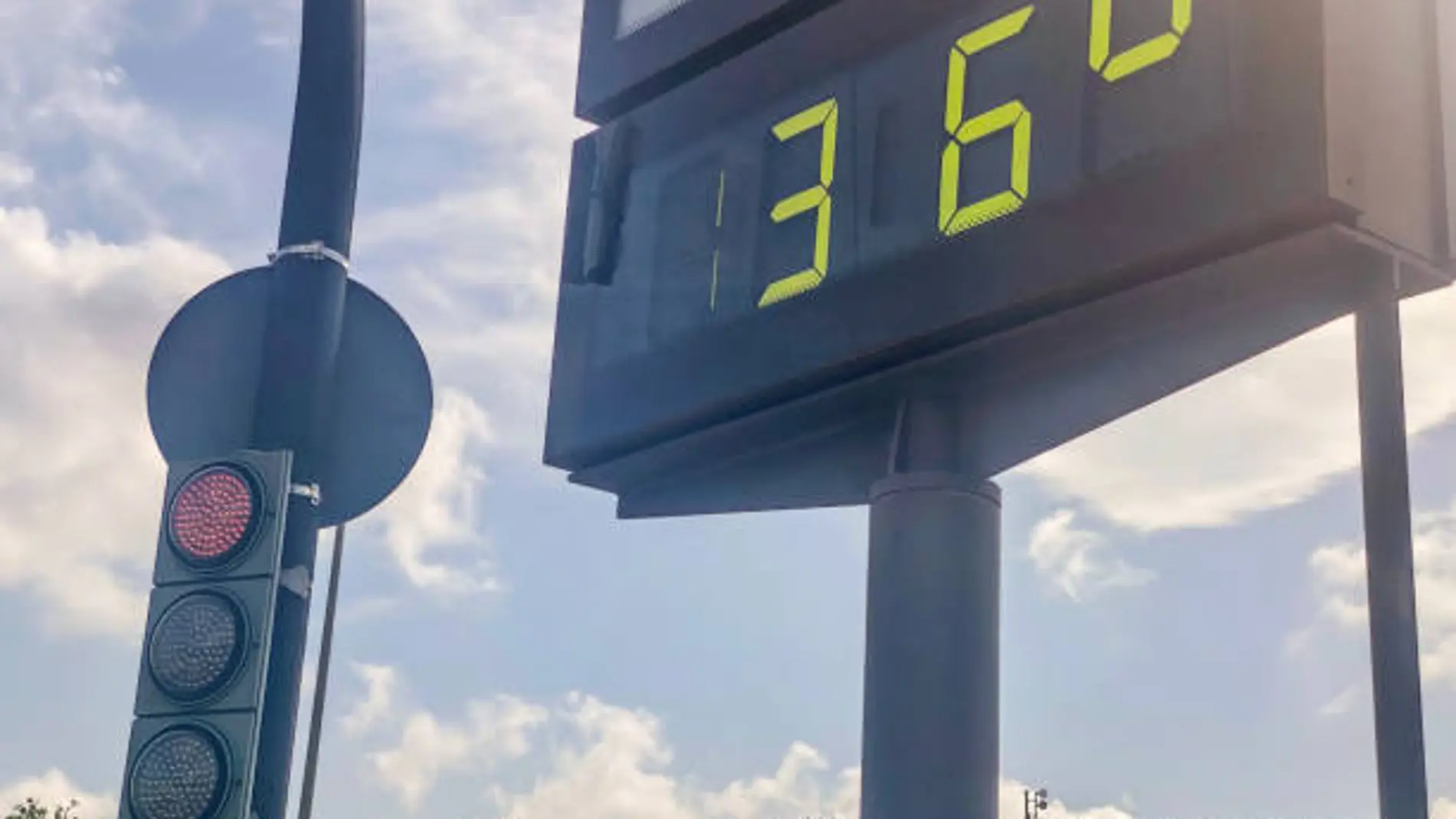 Un termómetro marca 36 grados
