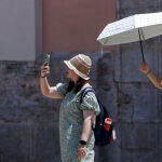 Una turista se protege del sol en Valencia