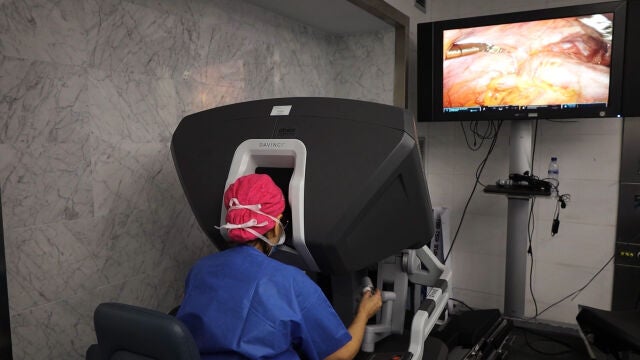 Imagen de un intervención de transposición uterina con cirugía robótica