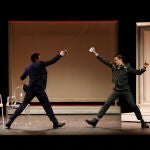 Los actores Jean Cruz (izda.) y David Soto Giganto en una escena de «Los bandos de Verona»
