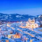 Skyline nevado en el invierno de Salzburgo, Austria. Dreamstime