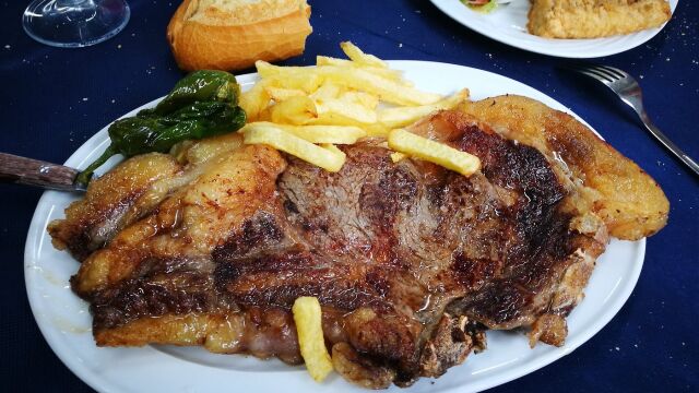 Una chuleta de menú en uno de los mejores restaurantes de Cantabria. 