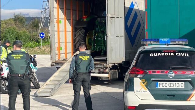 Un momento de la intervención de la Guardia Civil