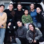 Las alumnas del IES Don Bosco de Madrid con la furgoneta cargada de material escolar