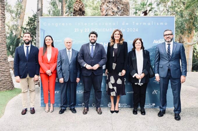 El presidente López Miras junto a la alcadesa de Archena, Patricia Fernández, en la inauguración del I Congreso Internacional de Termalismo que se celebra en el balneario de Archena 