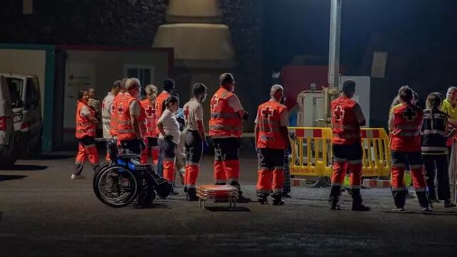 Varios migrantes son ayudados al llegar al Puerto de La Restinga