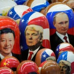 Matriuskas de Xi Jinping, Donald Trump y Vladimir Putin en una tienda de recuerdos en San Petersburgo