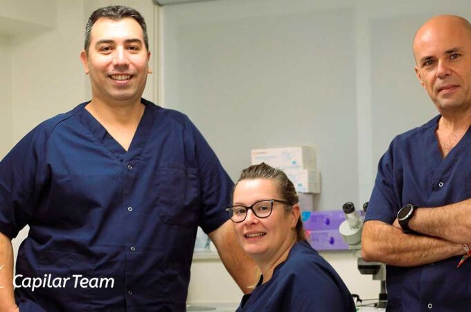 Aquí vemos a Leandro Maidana junto a su equipo médico en su clínica de Málaga