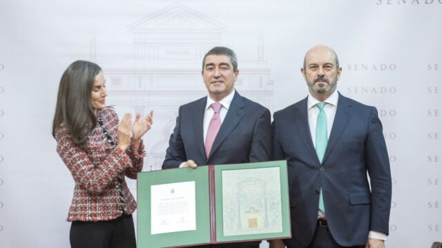 El director de "El Mundo" Castilla y León, Pablo Lago, recibe de manos de la reina Letizia el Premio Luis Carandell de Periodismo Parlamentario