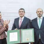 El director de "El Mundo" Castilla y León, Pablo Lago, recibe de manos de la reina Letizia el Premio Luis Carandell de Periodismo Parlamentario