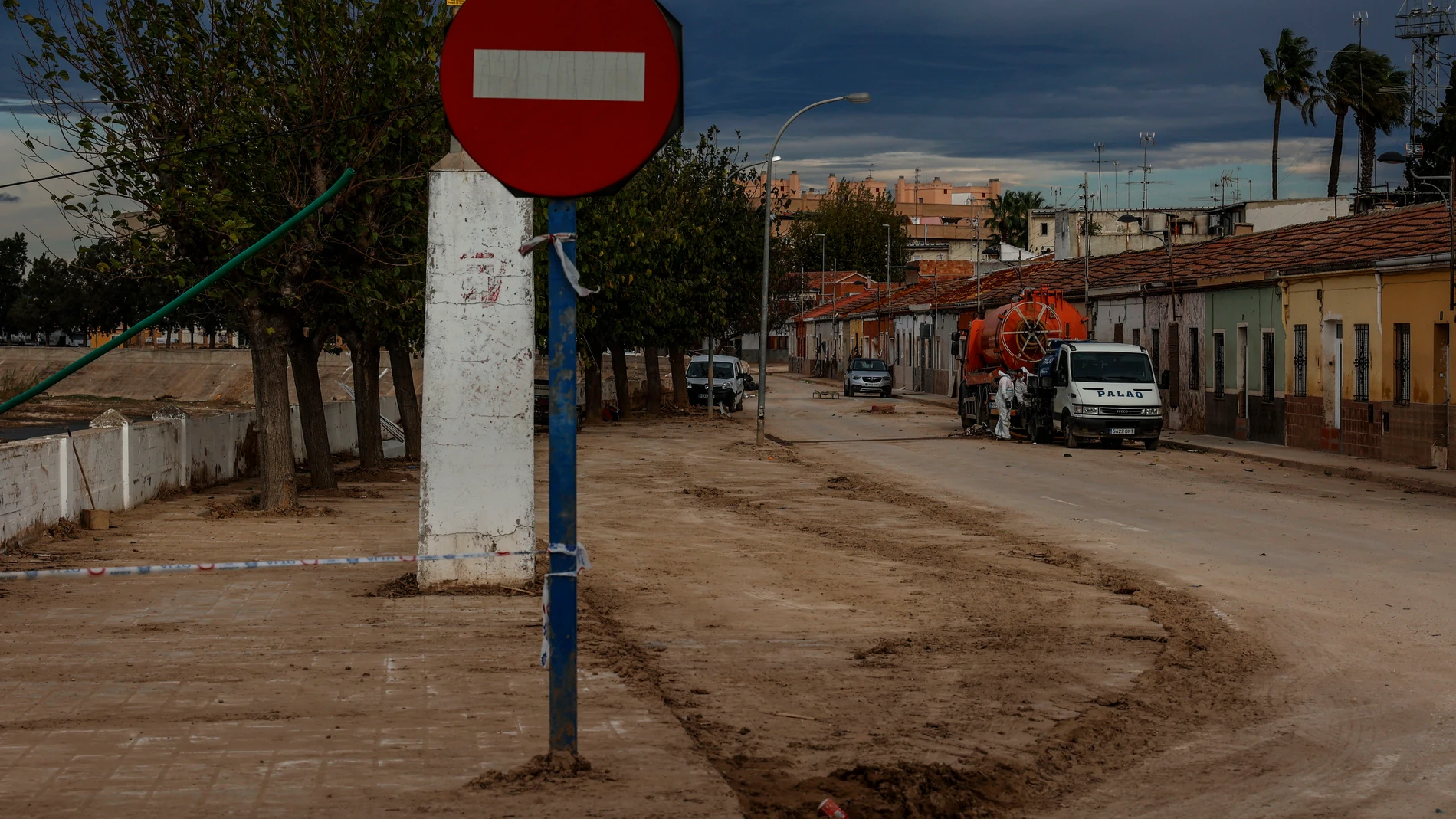 La localidad de Algamesí tras el paso de la DANA, a 21 de noviembre de 2024, en Algamesí, Valencia, Comunidad Valenciana (España). La cifra total de víctimas mortales registrada a causa de la dana y las inundaciones que afectaron a la provincia de Valencia, ha aumentado a 220 tras el levantamiento del cuerpo sin vida de una mujer en término municipal de Torrent. El número de expedientes por denuncias de desaparición que están activos se mantiene en ocho. 21 NOVIEMBRE 2024;DANA;VALENCIA;PASO;...