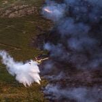 Un hidroavión en las labores de extinción de un incendio en A Gudiña (Orense)