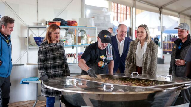 Catalá ha visitado las cocinas del World Central Kitchen ubicadas en el tinglado 2 del Puerto, desde donde se envía raciones de comida caliente a la zona cero de la DANA