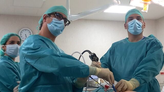 Los doctores Diego González Rivas y Régulo Ávila Martínez especialistas en cirugía torácica robótica