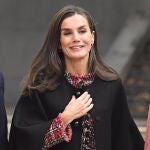 La Reina Letizia da la bienvenida al invierno con un look reivindicativo protagonizado por una elegante capa negra