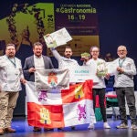 Víctor Talavera, del restaurante vallisoletano Talavera junto con su ayudante de cocina Andrea San José y capitaneados por César Boal, presidente de Maestres, se alzó con la victoria en el Campeonato de España de Cocina celebrado los días 18 y 19 en el teatro Concha Espina de la ciudad cántabra de Torrelavega