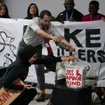 Activistas en una «performance» sobre la financiación climática