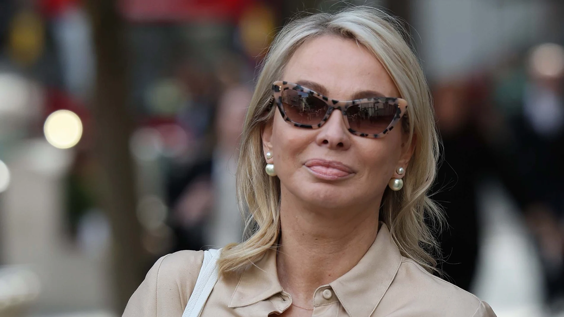 Corinna, con un misterioso caballero en el Londres Vip