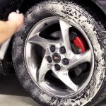 Limpiando llantas del coche