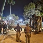 Efectivos del Regimiento de Especialidades de Ingenieros nº 11 del Ejército de Tierra durante la colocación del puente Mabey en Picaña