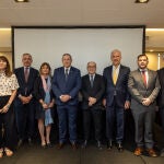 Javier Faúndez y Enrique Oliveria con parte de la expedición en Buenos Aires y representantes del país argentino