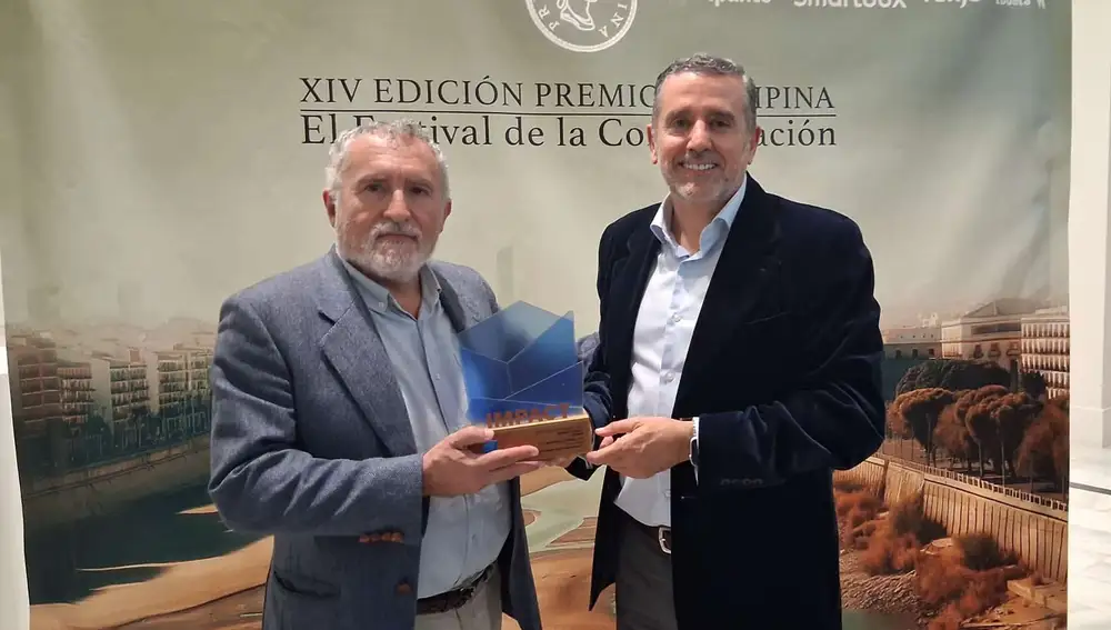 Manuel de Medio, director de la Fundación Abades, y Álvaro Alés, de Grupo 360º Marketing y Comunicación, posan junto al reconocimiento europeo