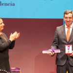 La alcaldesa de Palencia, Miriam Andrés, entrega la Medalla de Oro de la ciudad a la Cámara de Comercio e Industria